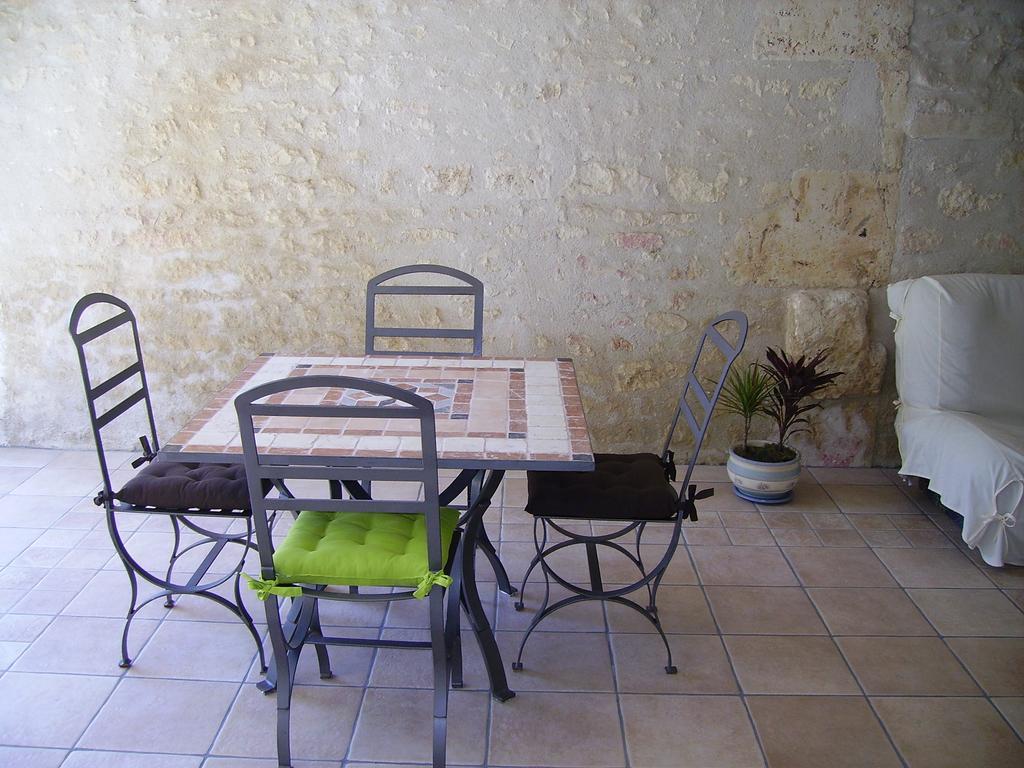 Gite Cosy, Sur Jardin, Terrasse Privee, Parking Au Calme En Rdc Gemozac Exterior photo